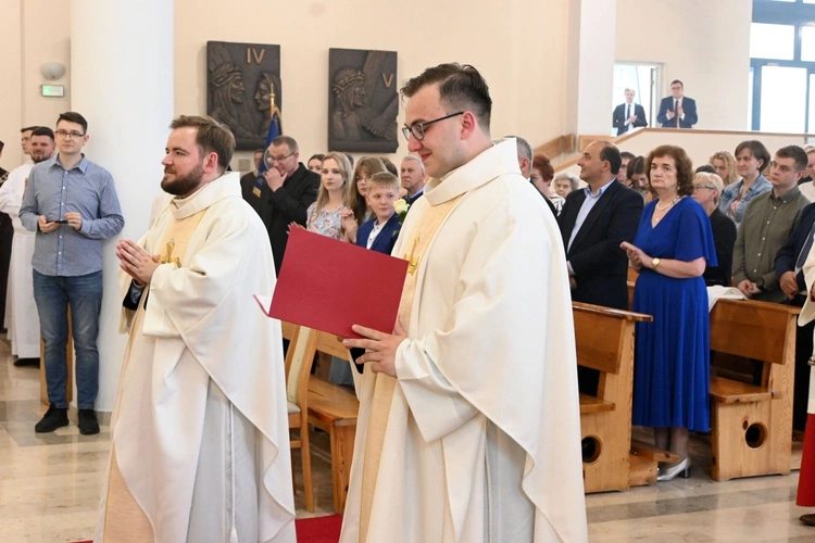 Podziękowania i dekrety nowych prezbiterów