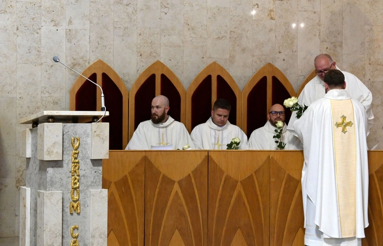 Podziękowania i dekrety nowych prezbiterów