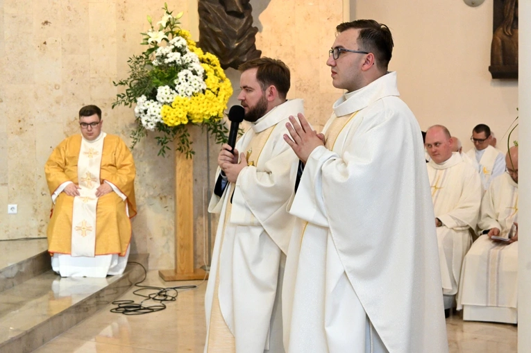 Podziękowania i dekrety nowych prezbiterów