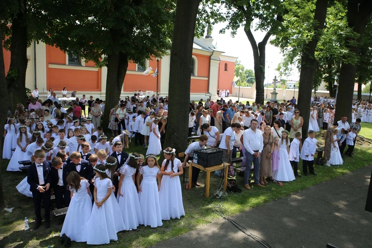 Dzieci komunijne u Matki Bożej Janowskiej