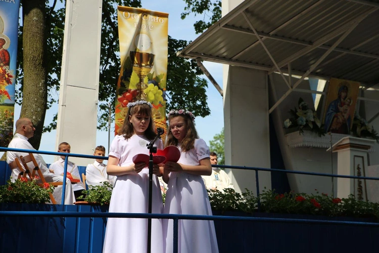 Dzieci komunijne u Matki Bożej Janowskiej