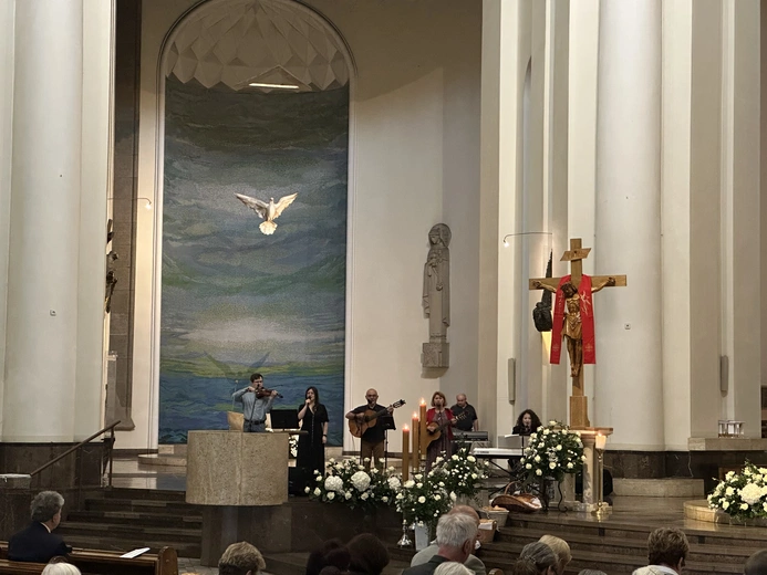 Wigilia Zesłania Ducha Świętego w katedrze Chrystusa Króla w Katowicach