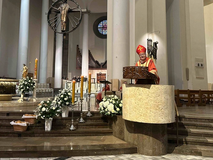 Wigilia Zesłania Ducha Świętego w katedrze Chrystusa Króla w Katowicach