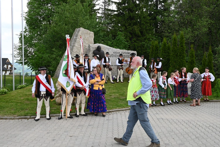 Papież przejechał, oni przeszli