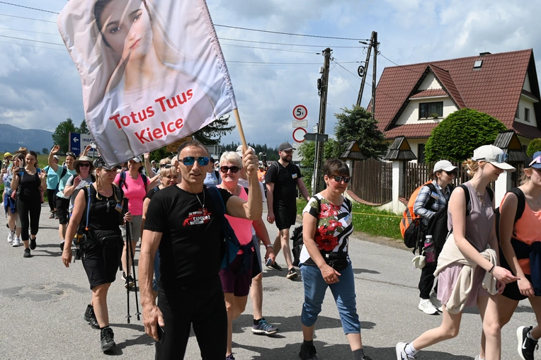 Papież przejechał, oni przeszli