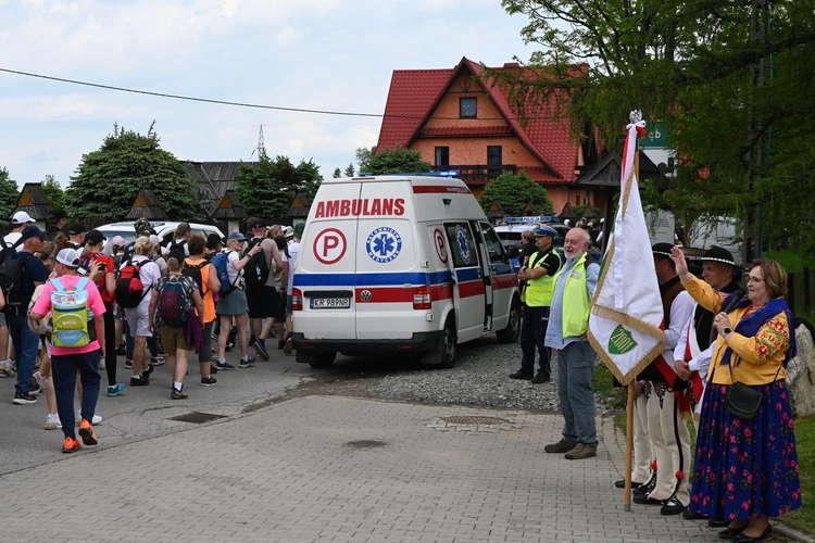 Papież przejechał, oni przeszli