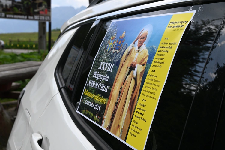 Papież przejechał, oni przeszli