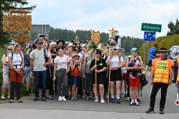 Papież przejechał, oni przeszli