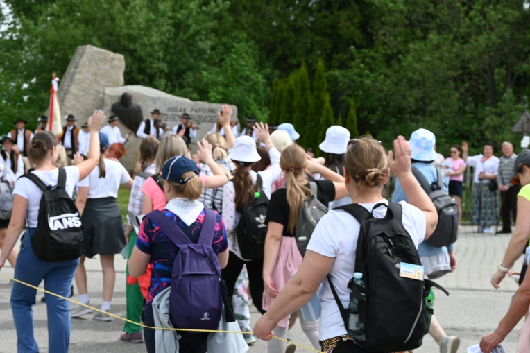 Papież przejechał, oni przeszli