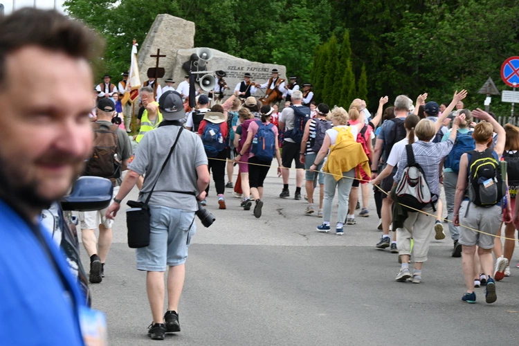 Papież przejechał, oni przeszli