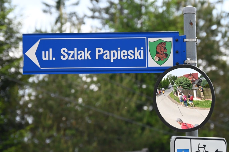 Papież przejechał, oni przeszli