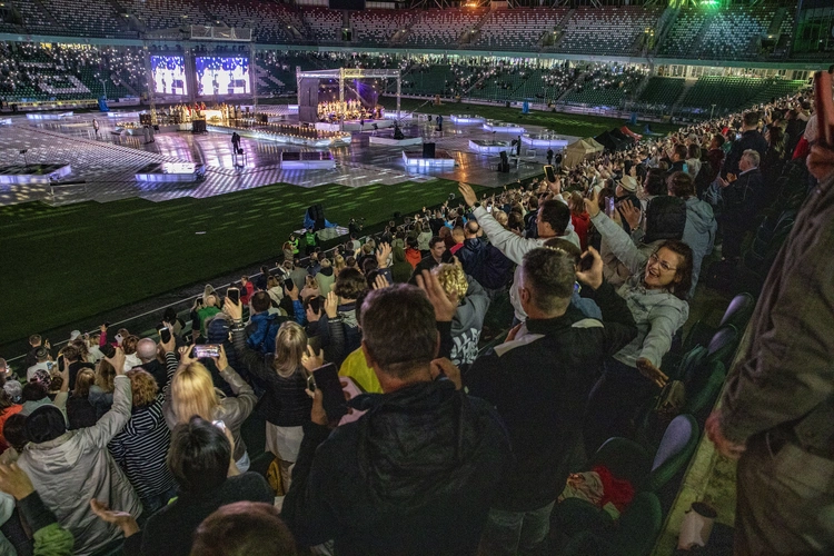 Jezus na Stadionie Legii. Msza św. z abp. Adrianem Galbasem