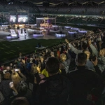 Jezus na Stadionie Legii. Msza św. z abp. Adrianem Galbasem