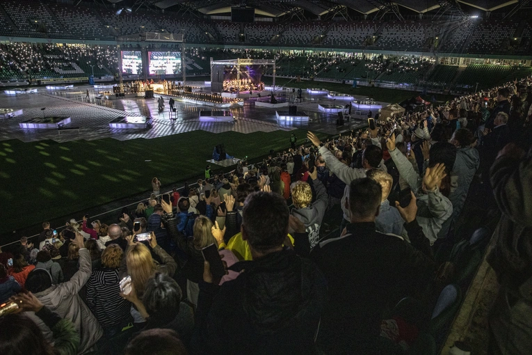 Jezus na Stadionie Legii. Msza św. z abp. Adrianem Galbasem
