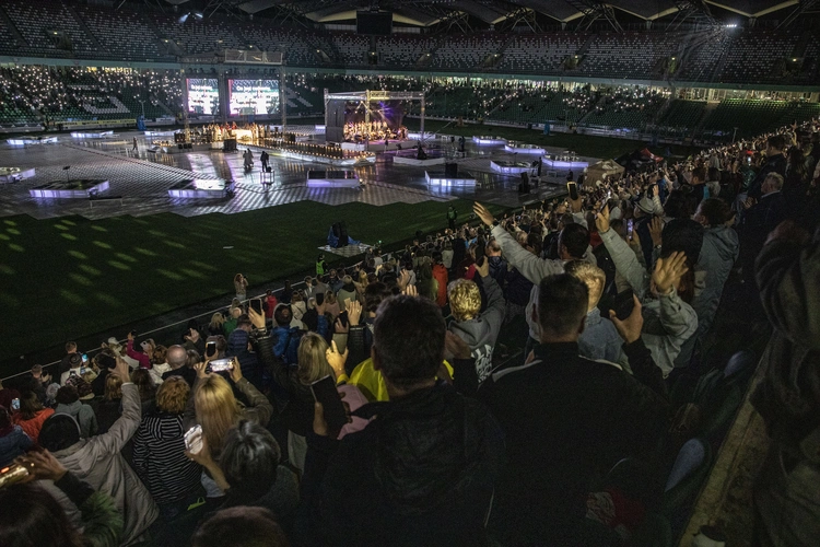 Jezus na Stadionie Legii. Msza św. z abp. Adrianem Galbasem