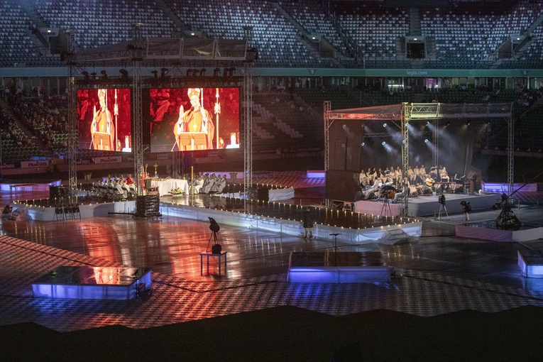 Jezus na Stadionie Legii. Msza św. z abp. Adrianem Galbasem