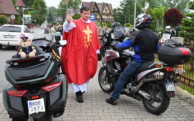 Miętustwo. Motocykle zaparkowane wokół kościoła 