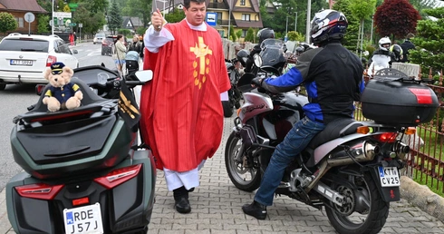 Miętustwo. Motocykle zaparkowane wokół kościoła 