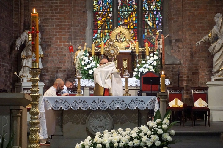 Procesja eucharystyczna w odpust Matki Bożej Pokornej