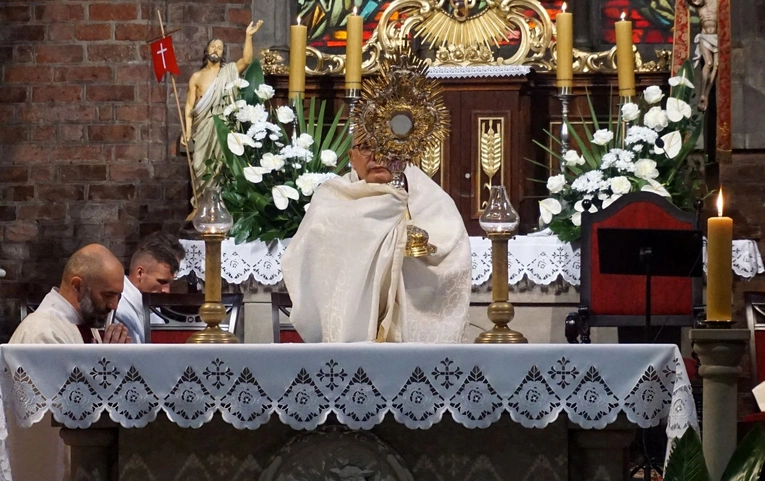 Procesja eucharystyczna w odpust Matki Bożej Pokornej