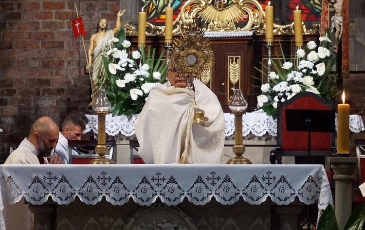 Procesja eucharystyczna w odpust Matki Bożej Pokornej