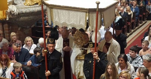Procesja eucharystyczna w odpust Matki Bożej Pokornej