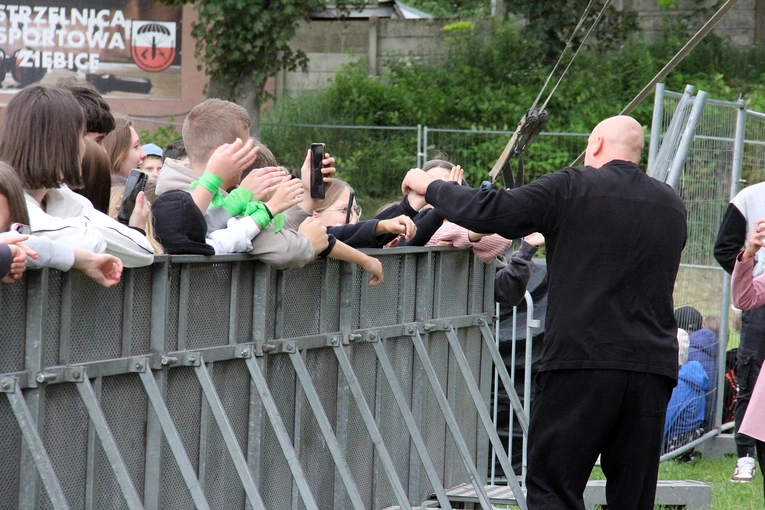 Spotkanie młodzieży w Ziębicach - występ "Wyrwanych z niewoli" i ks. Jakuba Bartczaka