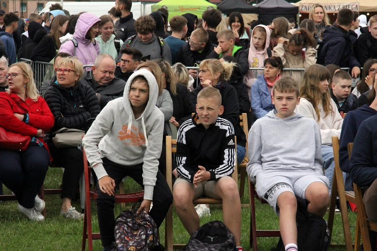 Spotkanie młodzieży w Ziębicach - występ "Wyrwanych z niewoli" i ks. Jakuba Bartczaka