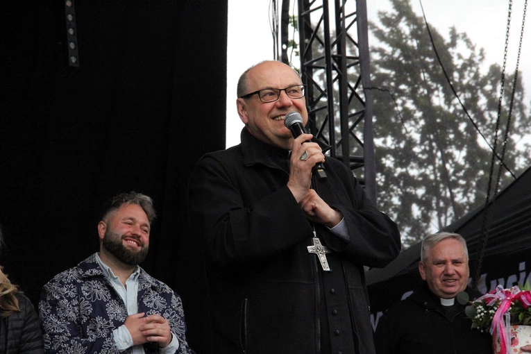 Spotkanie młodzieży w Ziębicach - występ "Wyrwanych z niewoli" i ks. Jakuba Bartczaka