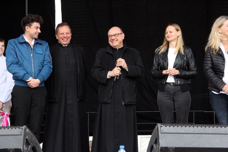 Spotkanie młodzieży w Ziębicach - występ "Wyrwanych z niewoli" i ks. Jakuba Bartczaka