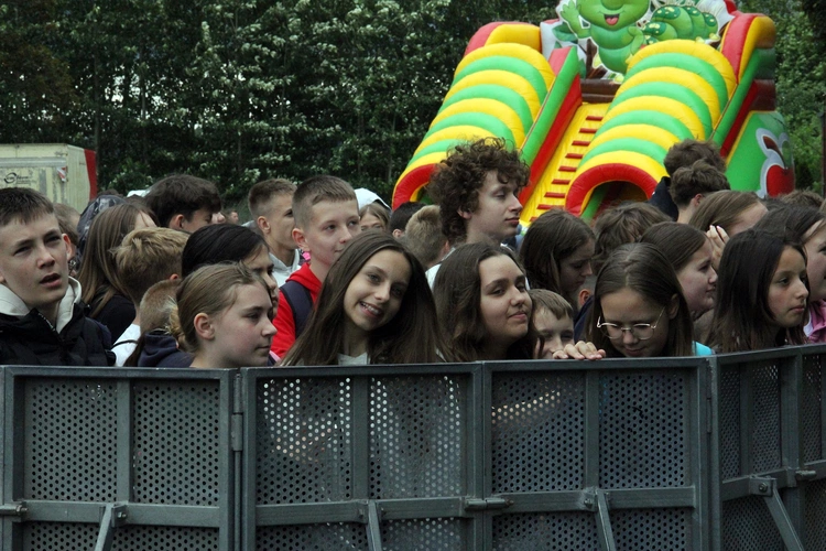 Spotkanie młodzieży w Ziębicach - występ "Wyrwanych z niewoli" i ks. Jakuba Bartczaka