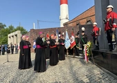 Katowice. Biskupi złożyli kwiaty pod pomnikiem poległych górników KWK "Wujek”