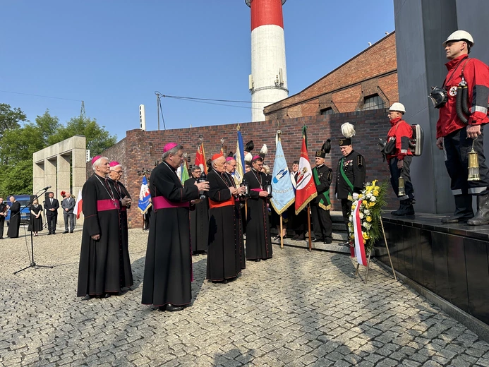 KEP w Katowicach. Modlitwa pod Pomnikiem Poległych Górników z Kopalni "Wujek"