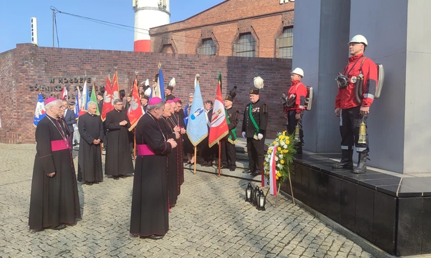 Katowice. Biskupi złożyli kwiaty pod krzyżem przy kopalni Wujek