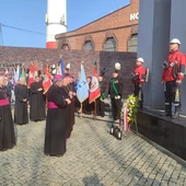Katowice. Biskupi złożyli kwiaty pod krzyżem przy kopalni Wujek