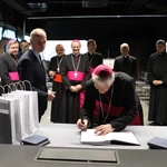 KEP w Katowicach. Modlitwa pod Pomnikiem Poległych Górników z Kopalni "Wujek"