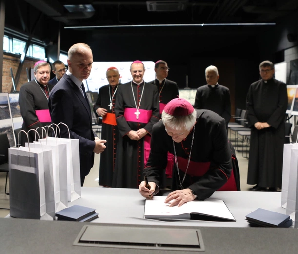KEP w Katowicach. Modlitwa pod Pomnikiem Poległych Górników z Kopalni "Wujek"