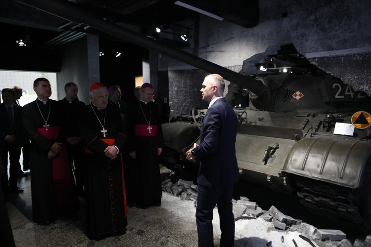KEP w Katowicach. Modlitwa pod Pomnikiem Poległych Górników z Kopalni "Wujek"