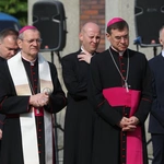 KEP w Katowicach. Modlitwa pod Pomnikiem Poległych Górników z Kopalni "Wujek"