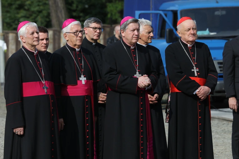 KEP w Katowicach. Modlitwa pod Pomnikiem Poległych Górników z Kopalni "Wujek"