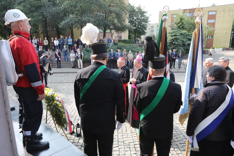 KEP w Katowicach. Modlitwa pod Pomnikiem Poległych Górników z Kopalni "Wujek"