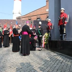 KEP w Katowicach. Modlitwa pod Pomnikiem Poległych Górników z Kopalni "Wujek"