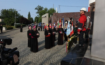 KEP w Katowicach. Modlitwa pod Pomnikiem Poległych Górników z Kopalni "Wujek"