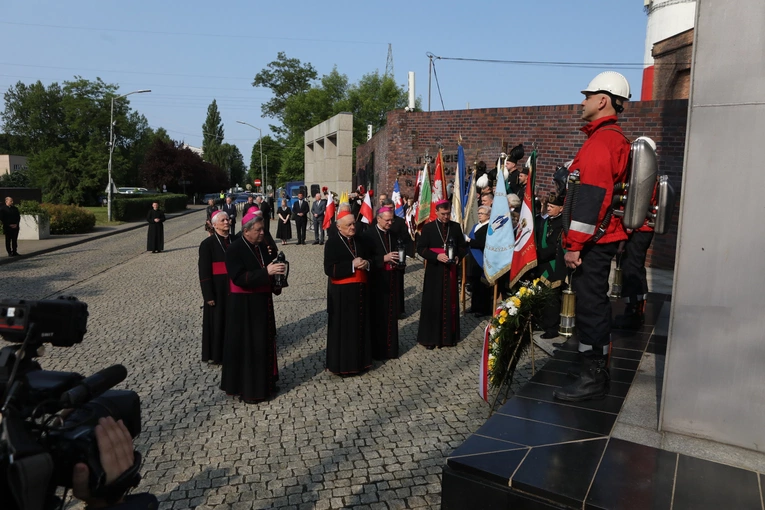 KEP w Katowicach. Modlitwa pod Pomnikiem Poległych Górników z Kopalni "Wujek"