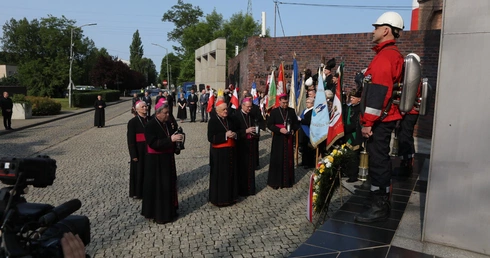 KEP w Katowicach. Modlitwa pod Pomnikiem Poległych Górników z Kopalni "Wujek"