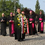 KEP w Katowicach. Modlitwa pod Pomnikiem Poległych Górników z Kopalni "Wujek"