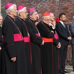 KEP w Katowicach. Modlitwa pod Pomnikiem Poległych Górników z Kopalni "Wujek"