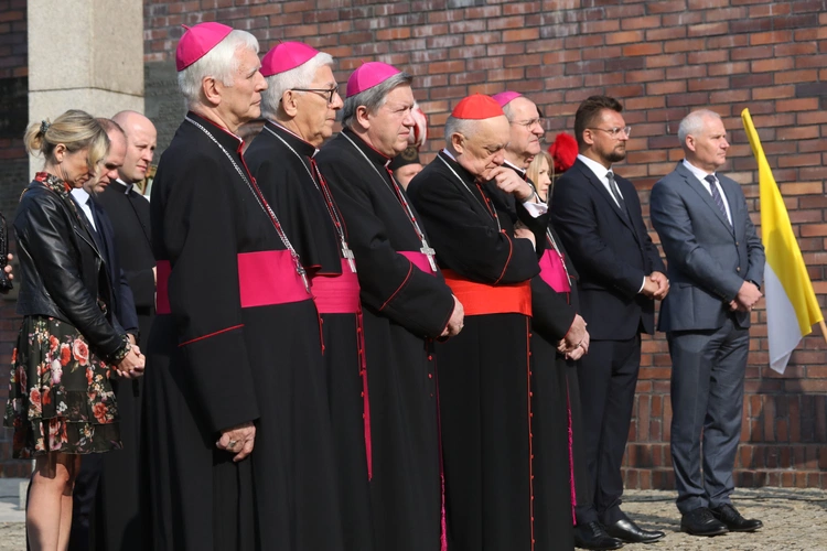 KEP w Katowicach. Modlitwa pod Pomnikiem Poległych Górników z Kopalni "Wujek"