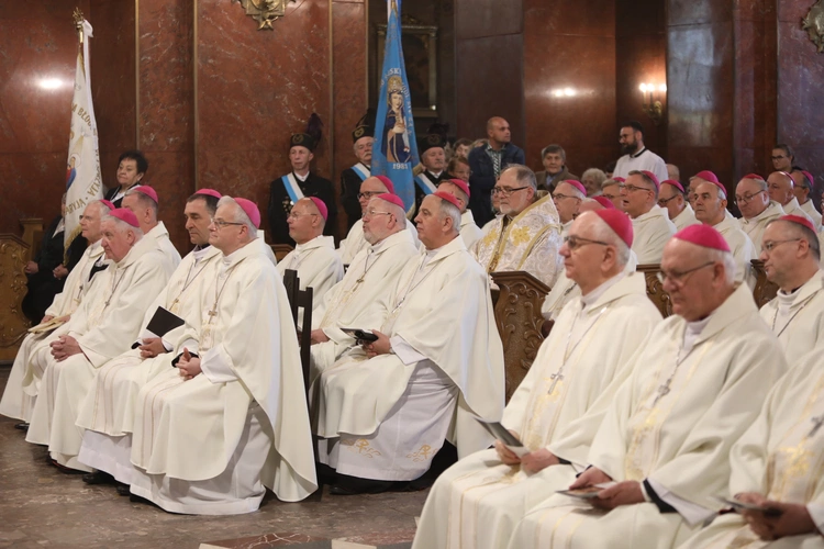 KEP w Katowicach. Msza św. w sanktuarium w Piekarach Śląskich