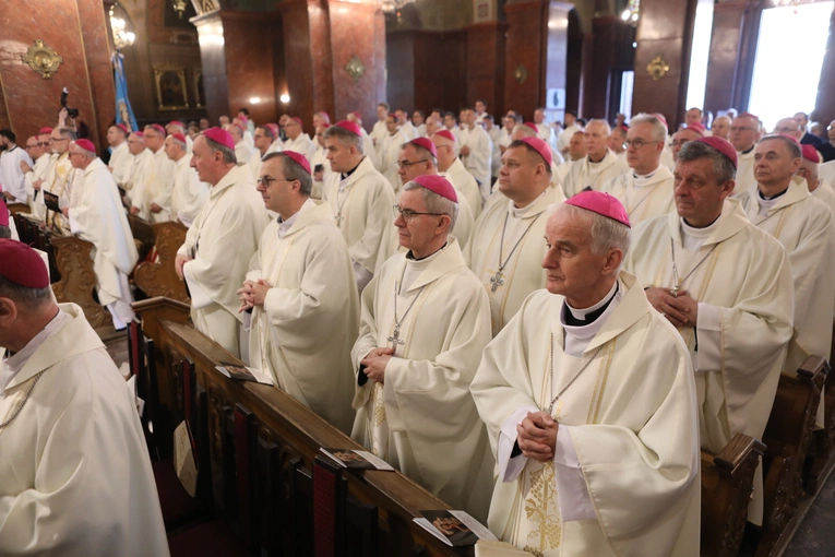 KEP w Katowicach. Msza św. w sanktuarium w Piekarach Śląskich